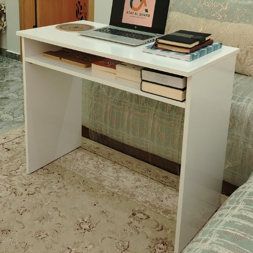 مكتب منزلي مع رف سفلي موفّر للمساحة