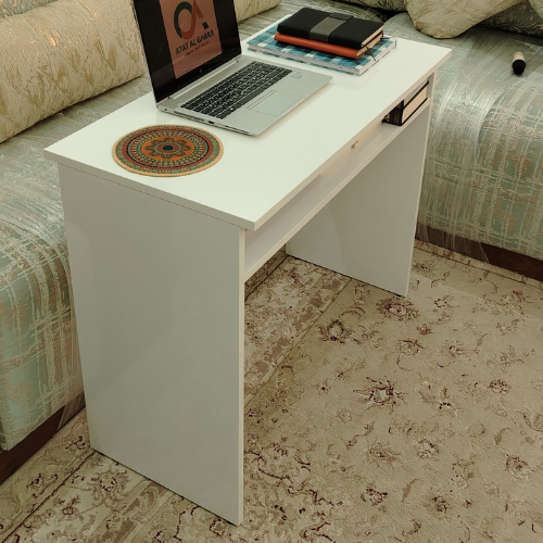 مكتب منزلي مع رف سفلي موفّر للمساحة