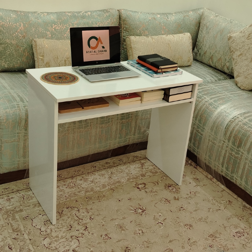 مكتب منزلي مع رف سفلي موفّر للمساحة