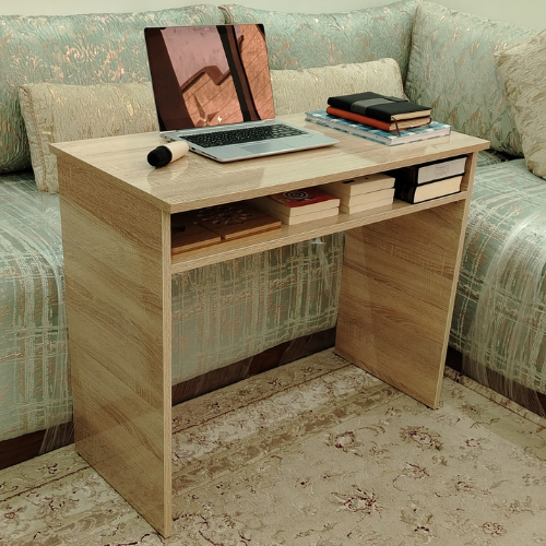 مكتب منزلي مع رف سفلي موفّر للمساحة