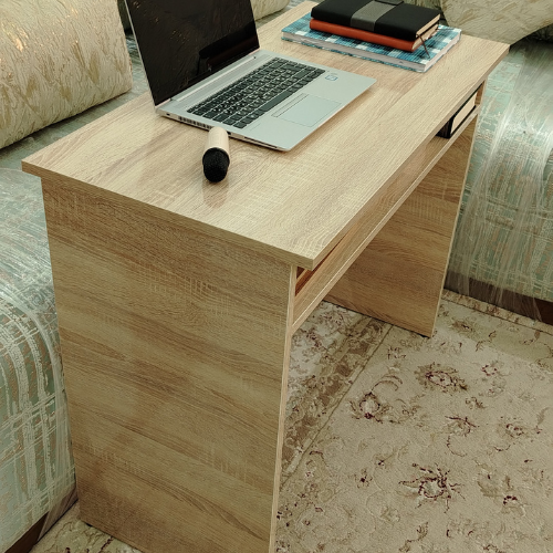 مكتب منزلي مع رف سفلي موفّر للمساحة